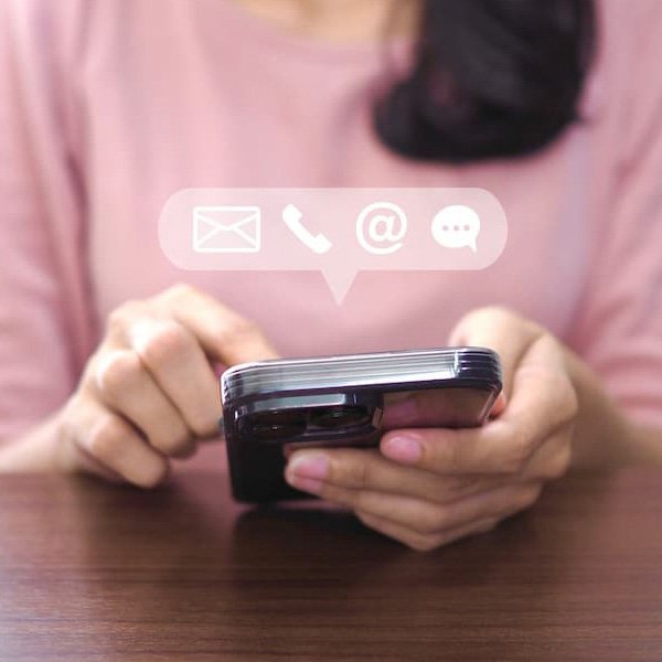 Femme avec smartphone et icones de contact