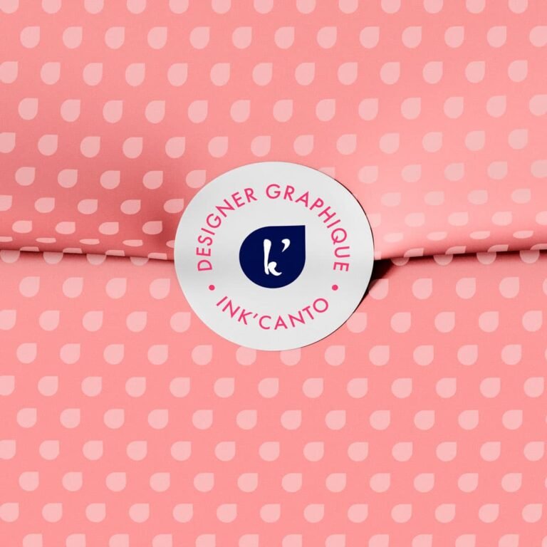 Mockup de packaging avec papier cadeau et sticker dans le cadre de supports de communication pour une marque