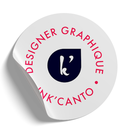 Mockup de sticker rond avec submark de logo INK’CANTO pour identité visuelle de designer de marque